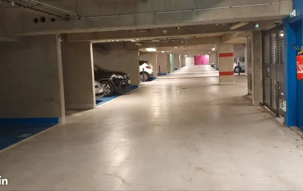 Loue parking couvert immeuble récent