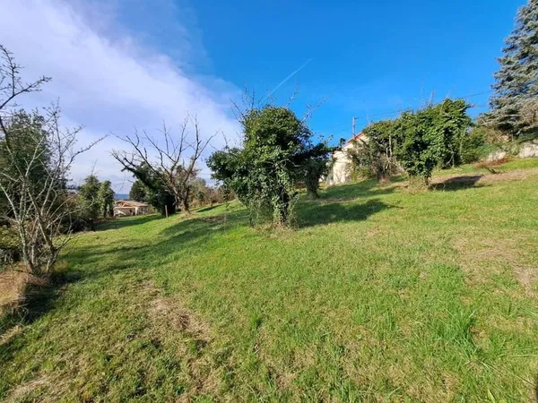 Rare !!! Au coeur du village, terrain à bâtir de 553m²