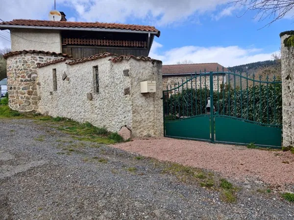 ST JUST EN CHEVALET - ENSEMBLE IMMOBILIER