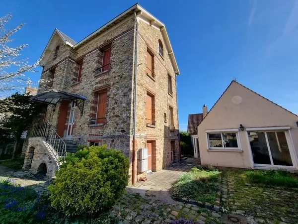 Immeuble de 3 appartements + une maison
