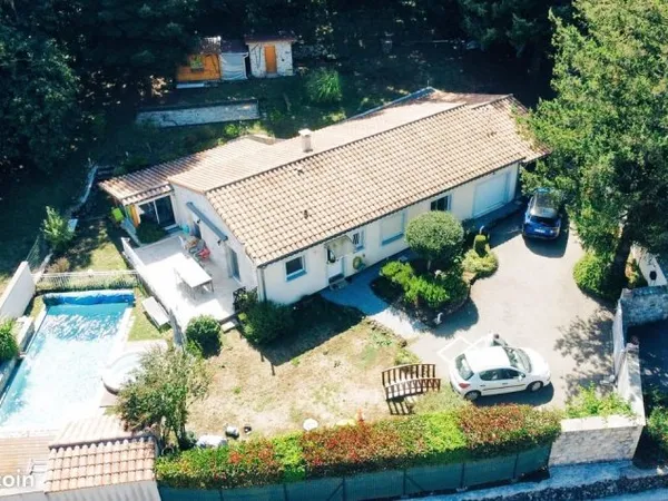 Belle villa avec piscine et bain à remous