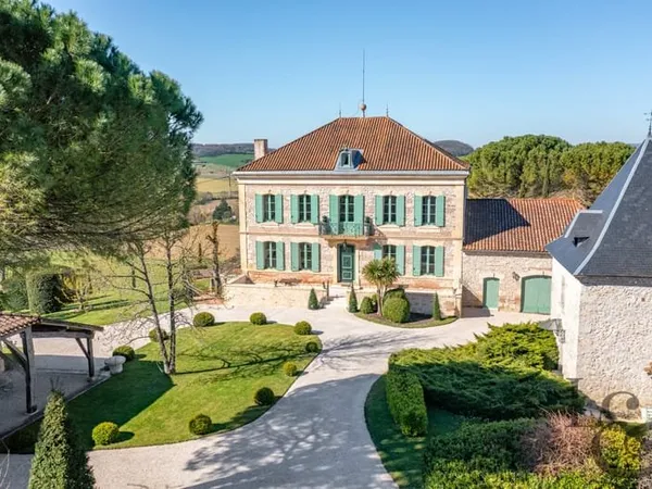 Ensemble immobilier en pierre à Sainte-Livrade-sur-Lot ( Lot-et-Garonne, 47)