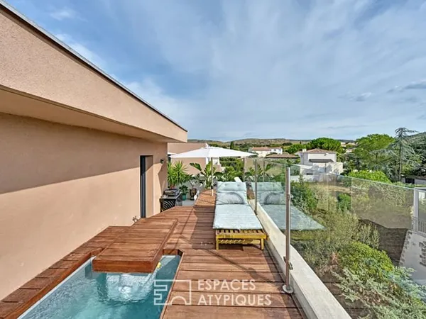 Appartement contemporain avec grande terrasse, vue dégagée et bassin de nage