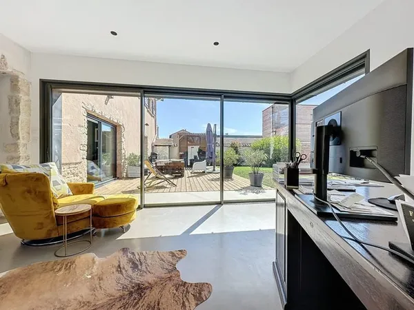 Maison en pierre rénovée avec piscine et dépendances