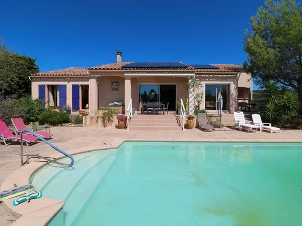 VILLAGE EN PERIPHERIE D'UZES : VILLA 2 CHAMBRES AVEC PISCINE