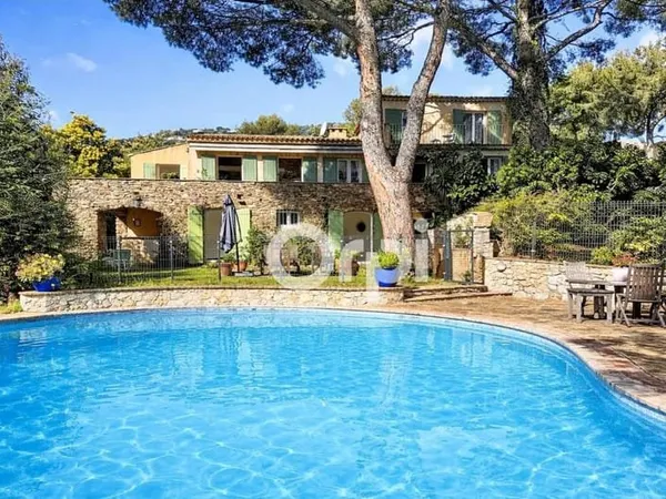Villa Cavalaire 267 m² Piscine Terrain Dépendances dans la nature proche mer et plage