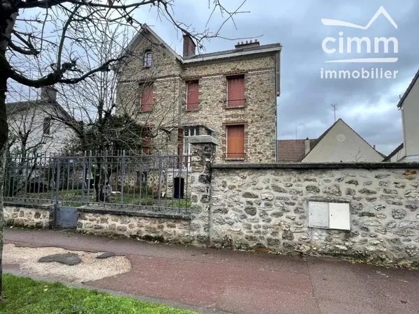 Immeuble de standing avec trois logements spacieux et lumineux + une maison indépendante