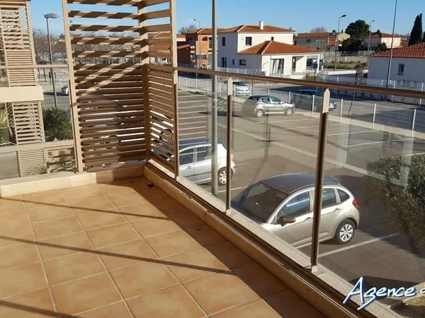 ST LAURENT DE LA SALANQUE, Appartement T2 avec terrasse et 2 par