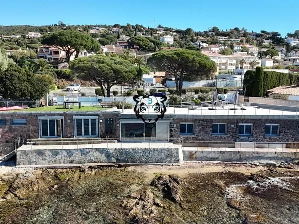 Villa d'exception pieds dans l'eau - Vue mer imprenable