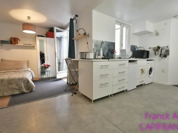 Studio RDC fond de cour en centre ville avec cour extérieure privative
