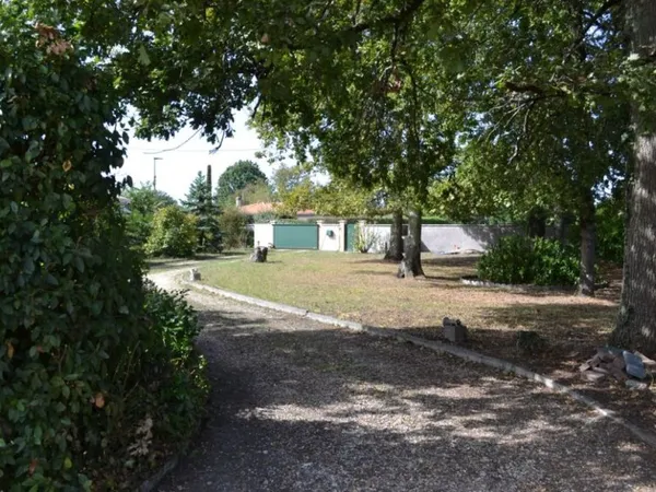 Terrain viabilisé 603m² au centre du village d'ARSAC