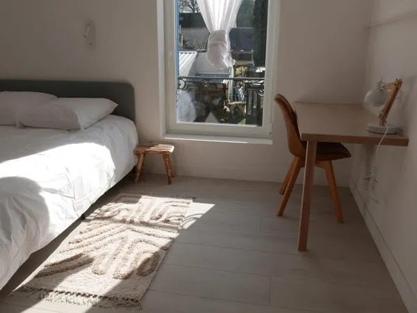Chambre SDB et WC privés dans maison avec terrasse