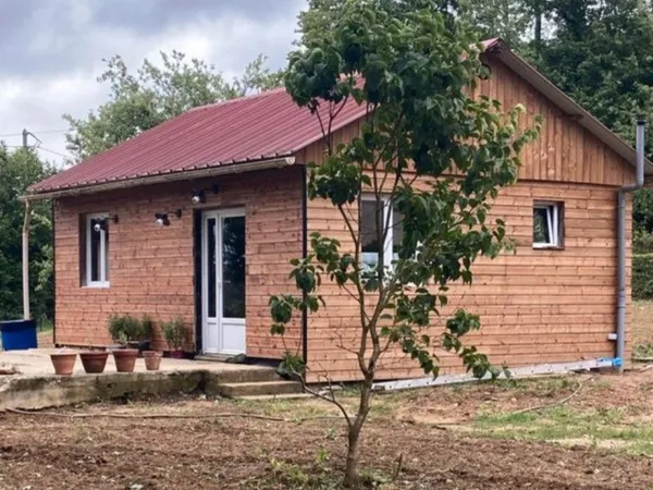 Chalet meublé au coeur du Perche entièrement rénové et quasiment autonome avec bois attenant.