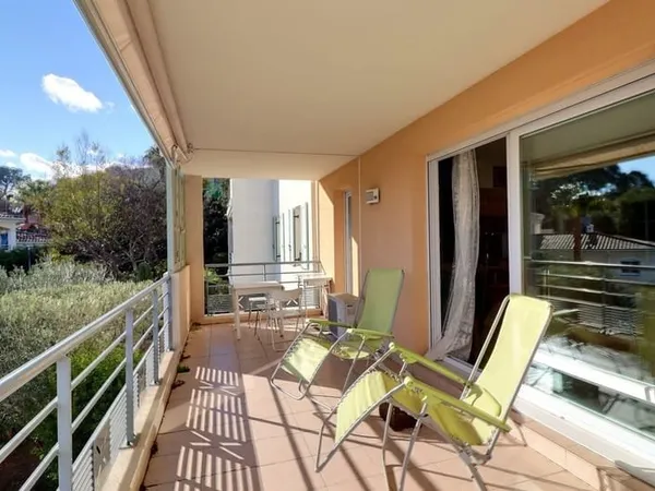 FREJUS TOUR DE MARE APPARTEMENT 3 PIECES AVEC GARAGE, CAVER ET PLACE DE PARKING