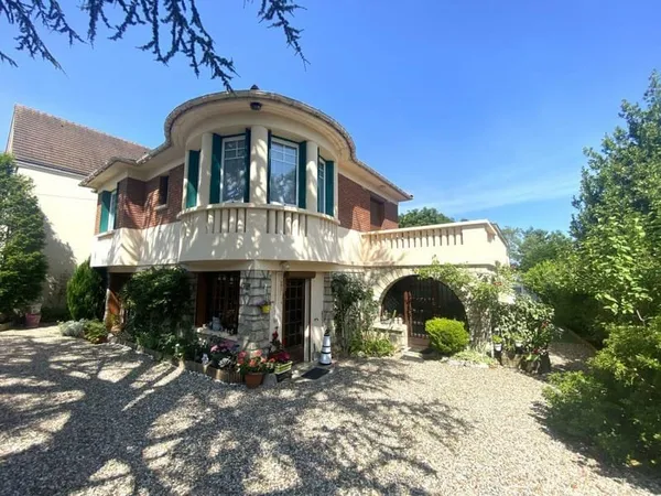 Maison de charme atypique avec dépendance T8