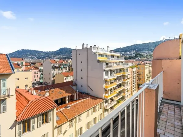 Quartier du Port - Dernier étage lumineux - 2 pièces rénové avec vue dégagée