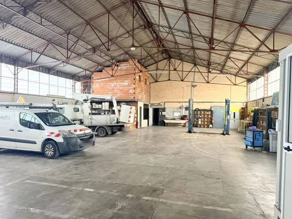 Entrepôt 680 m²