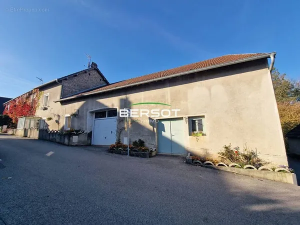 Ancienne ferme à Geneuille 118 m² avec garages et dépendances
