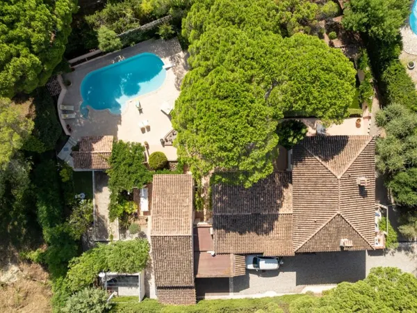 VALESCURE LES GOLFS VILLA IMPECCABLE AVEC 5 CHAMBRES PISCINE