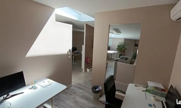 À louer - Local d'activité de 135 m² avec bureaux et espace de stockage ZAC de la Menude - à proximi