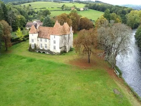Château M.H. avec chapelle, maisons annexes et parc de 14 ha