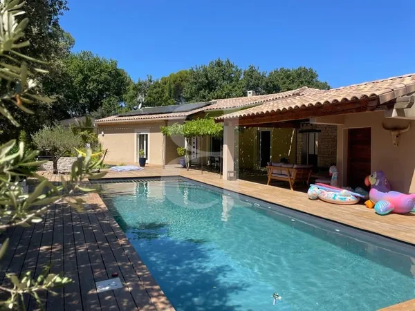 Villa de plain-pied avec piscine à vendre région Sainte-Cécil
