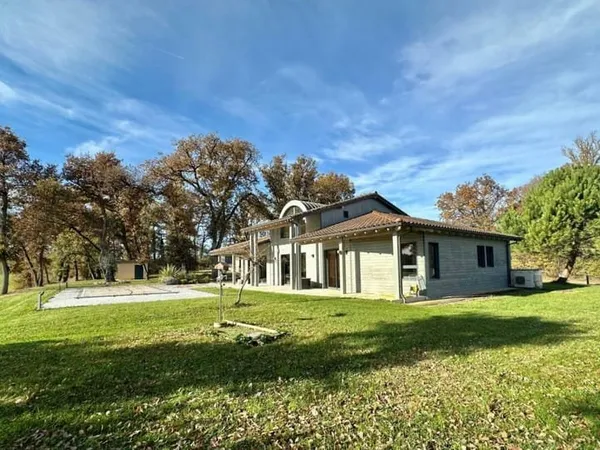 MAISON OSSATURE BOIS DANS UN ENVIRONNEMENT BOISE AVEC VUE SUR LA CAMPAGNE