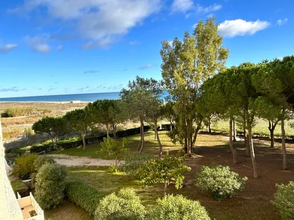 T2 face mer avec balcon et parking.