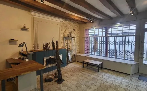 Centre la Roche Posay immeuble avec boutique