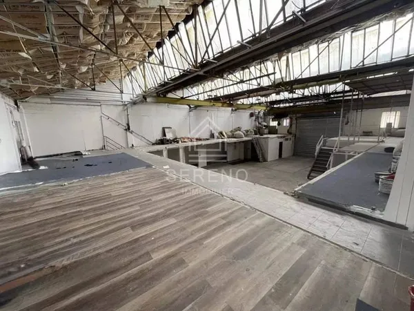 Entrepôt 557 m²