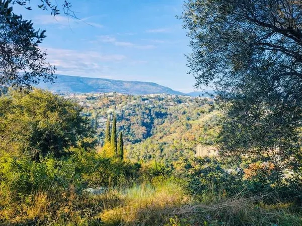 Terrain constructible à Colomars 750 m2, belle vue dégagée