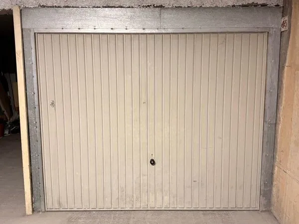 Garage fermé sécurisé 13,5 m²