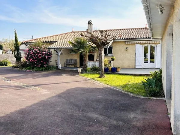 Maison 138 m2 - Terrain 2045 m2 - Piscine - Double garage