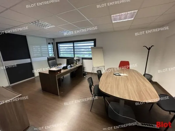 Entrepôt 804 m²
