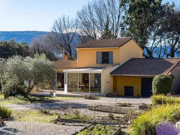 Pourrières - Villa individuelle sur 2 650 m² de terrain clos et arboré