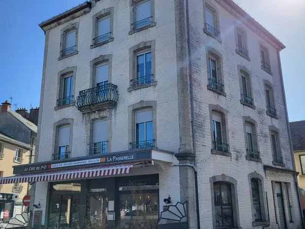 Bel immeuble au coeur de RIOM-ES-MONTAGNES