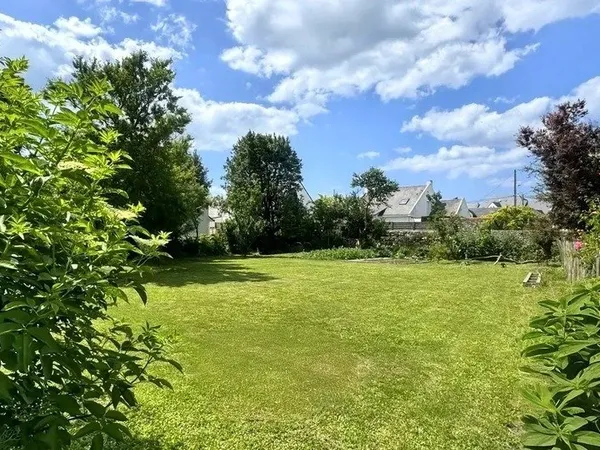 TERRAIN DE 700M2-PISCINABLE-CONSTRUCTIBILITÉ JUSQU'À 250M2-PROCHE COMMERCES ET PORT A PIEDS