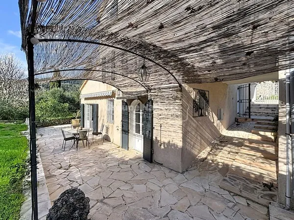 A VENDRE / GRASSE / MAS 140M2 /TYPE 6/ DÉPENDANCE / STATIONNEMENTS