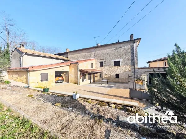 Charme et grands espaces : Maison en pierres rénovée de 223