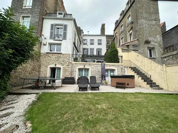 Produit rare à la vente ! Grande maison avec beaucoup de cachet proche remparts !