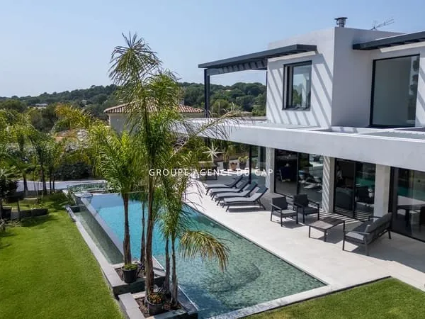 Villa contemporaine confort moderne vaste garage et piscine miroir