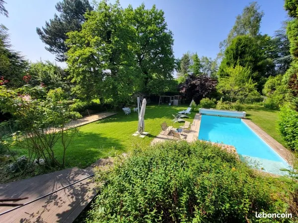 Maison individuelle avec piscine sur un joli terrain arboré de 2262m2