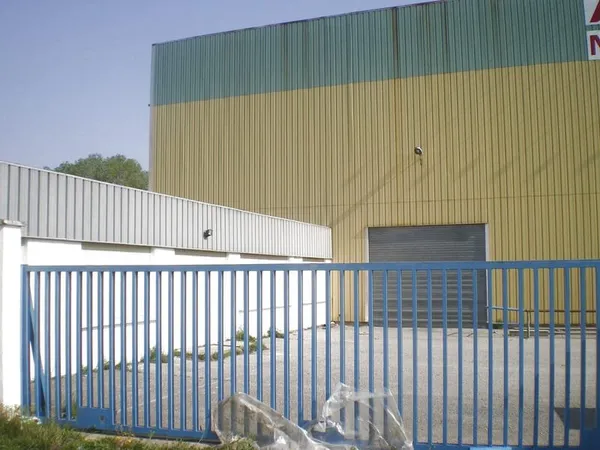 A vendre bâtiment industriel 1300 m2 parking privé et fermé 672 m2