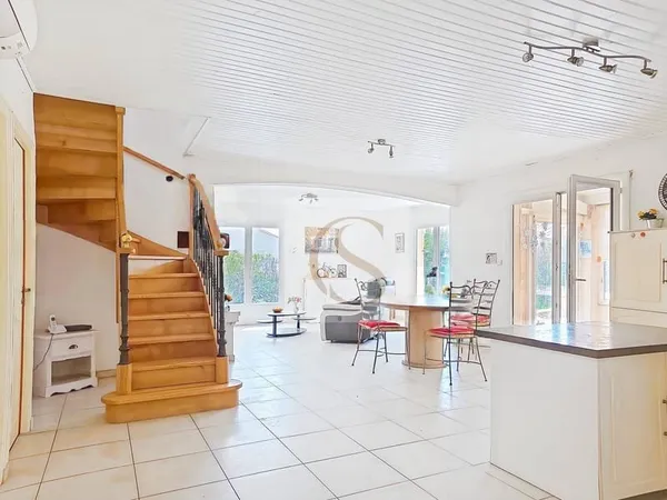 Plein centre Lorgues maison de 130 m2 à rafraichir avec 4 chambres, piscine et garage