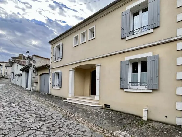 Charmante maison d'architecte offrant 3 chambres et un confort de vie optimal!