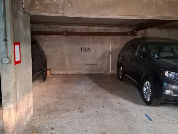 Parking entrée de ville 100e charges comprises