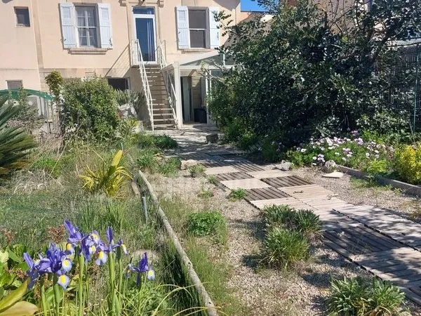 Maison individuelle avec jardin et garage
