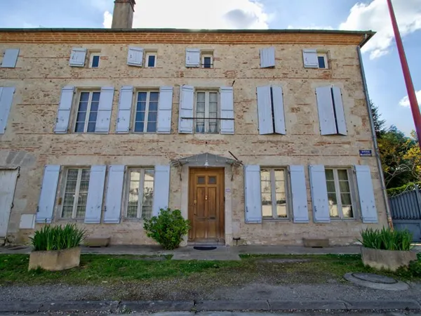 Maison de ville de caractère en pierres de 326m2, 7 chambres, double garage, extérieur avec piscine 