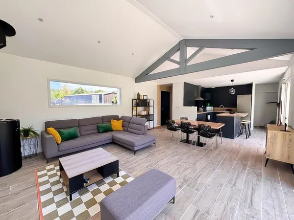 Maison contemporaine à proximité de la plage, au coeur des pi
