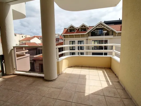 ARCACHON CENTRE GRAND APPARTEMENT T3 AVEC PARKING ET CELLIER